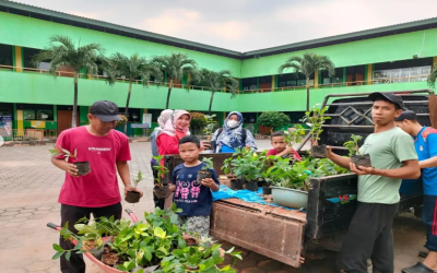 Tanam Pohon, Dukung Sekolah Adiwiyata SDN Bambu Aspu 04 Jakarta Timur