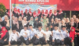 MEMPERINGATI MAULID NABI MUHAMMAD SAW